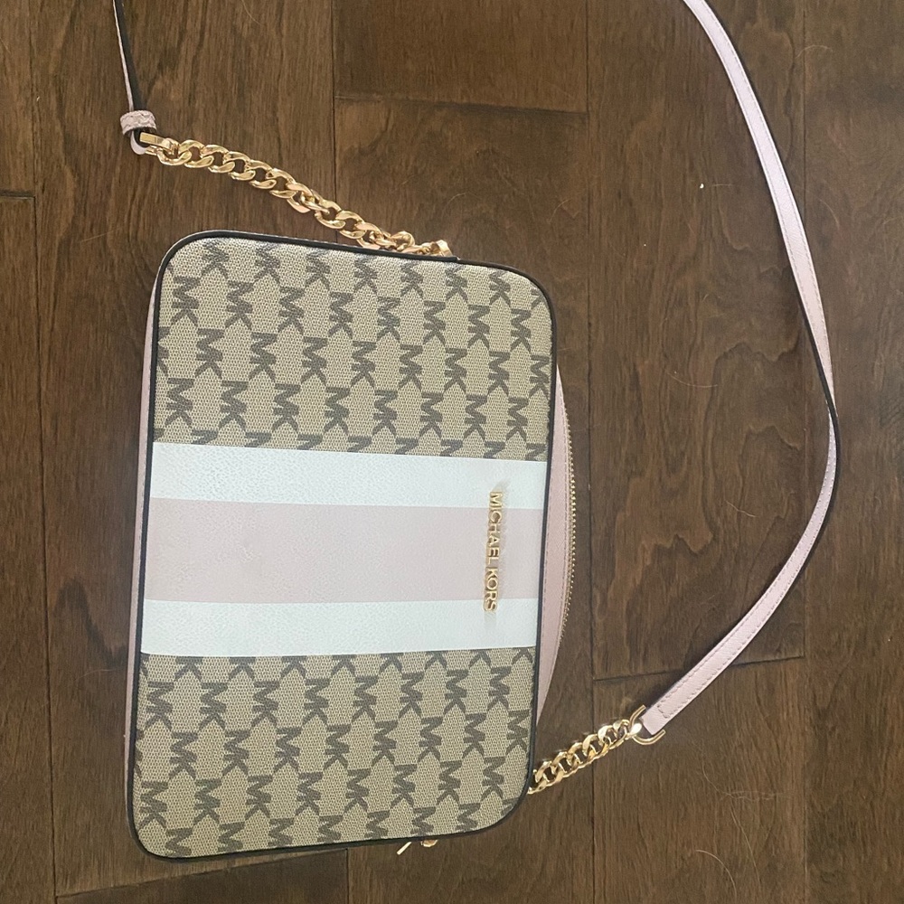 Micheal Kors purse